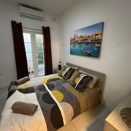 Cozy Nest: A Tiny Charm Maisonette Apartment *