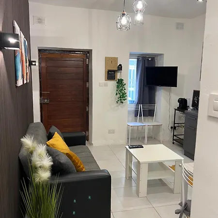 Cozy Nest: A Tiny Charm Maisonette *